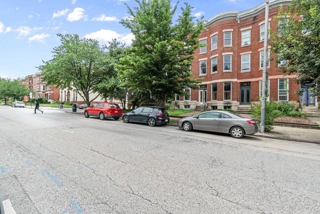 Building Photo - Spacious 6BR/2.5BA in CV AVAILABLE June 2026