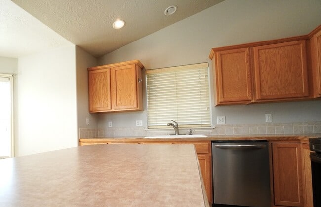 Building Photo - 1445 W Silver Salmon Dr