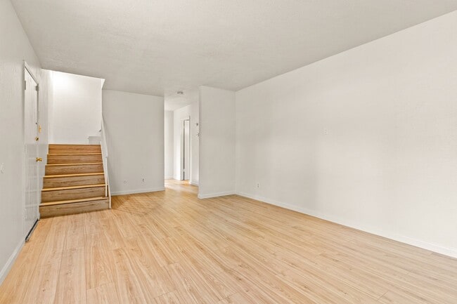 Building Photo - Large 3BD Townhome Style Apartment w/ Brand New Flooring in Hayward