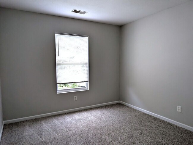 Building Photo - Pristine home located in the Pinebrook Com...
