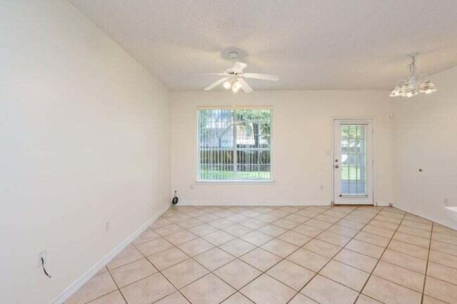 Building Photo - Move in ready Townhome in Fort Walton Beach close to Eglin AFB!