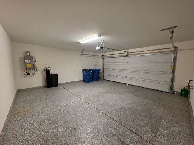 Building Photo - Newer 3 Bedroom Single Story Home in Gated Community