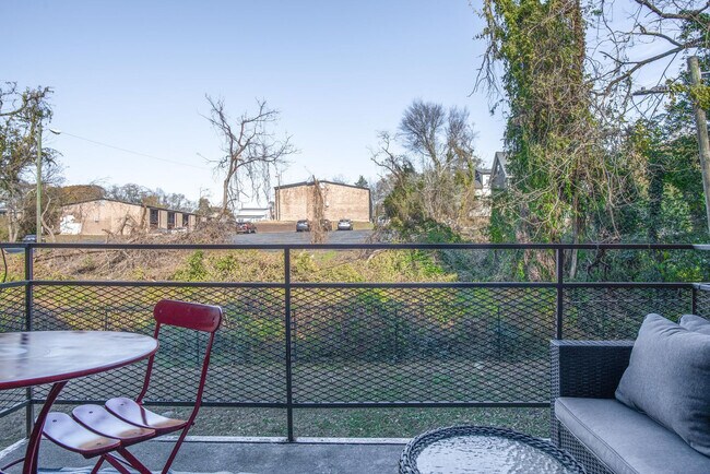 Building Photo - 250 Little St