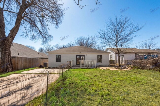 Building Photo - 609 E Morton St