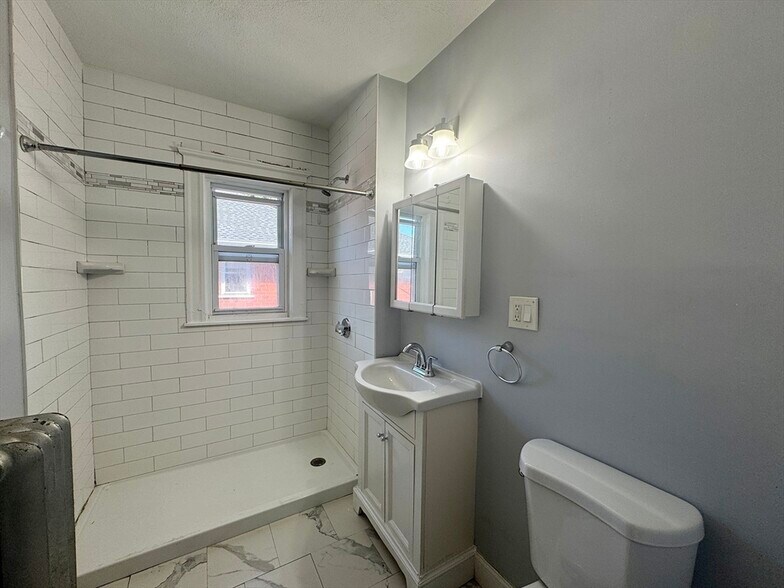 Building Photo - 211 Gladstone St
