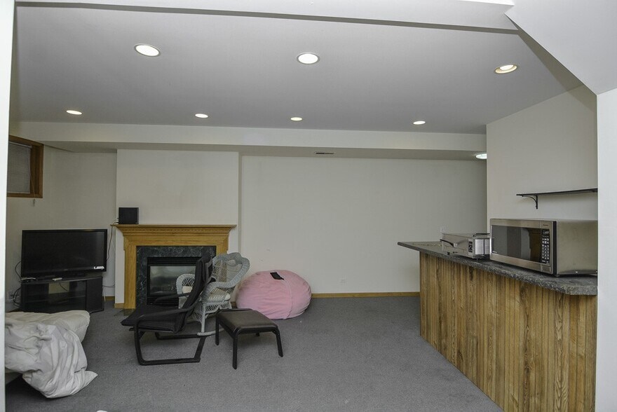 Building Photo - 3117 N Damen Ave