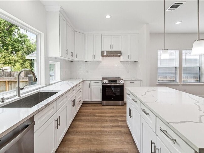 Building Photo - 915 E 37th St