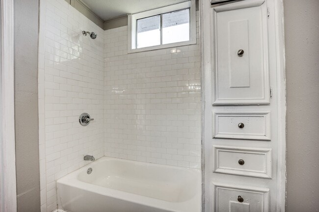 Building Photo - Freshly Updated 3 Bedroom House