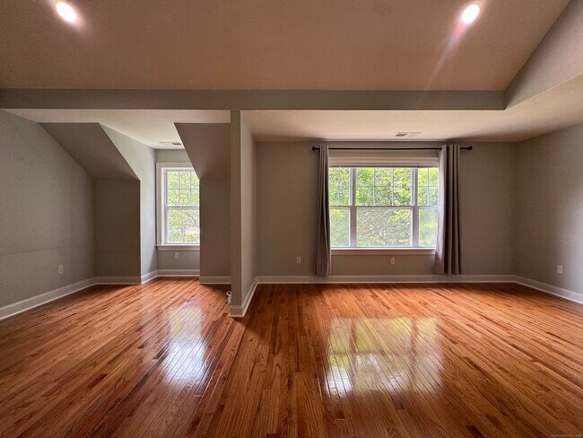 Building Photo - 14 Park Pl Cir