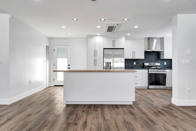 Building Photo - Spacious 3BR NoHo Home w/ Luxury European Finishes