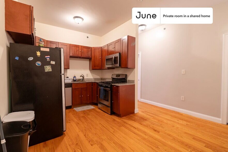 Building Photo - Private bedroom in 3 bed/1.5 bath Home