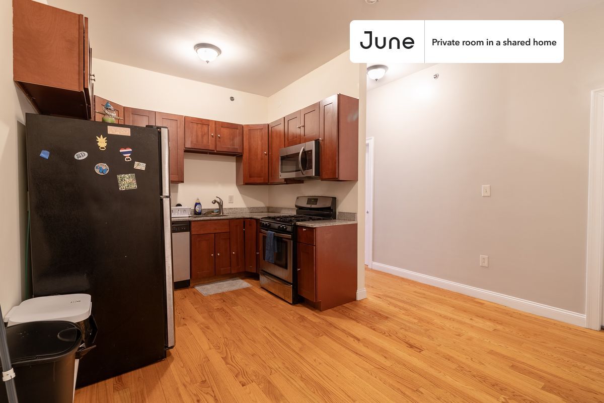 Building Photo - Private bedroom in 3 bed/1.5 bath Home