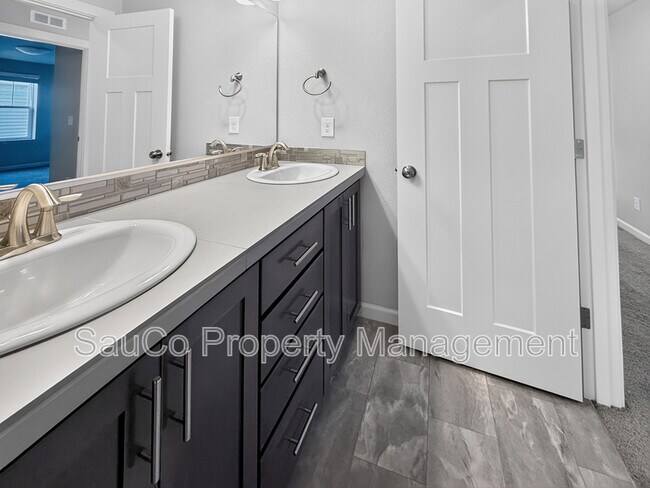 Building Photo - 3909 SE Zircon Ln