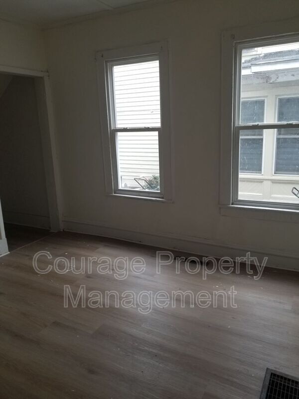 Building Photo - 514 W 1st St