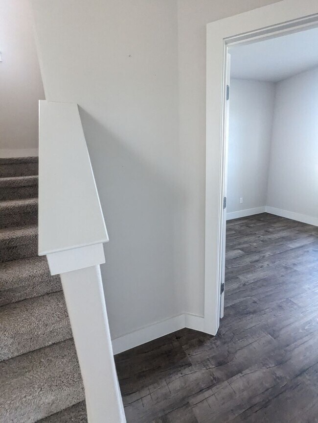 Building Photo - 4/2.5/2 - Beautiful 2 story/ PRIVATE PARKING!! GODLEY ISD