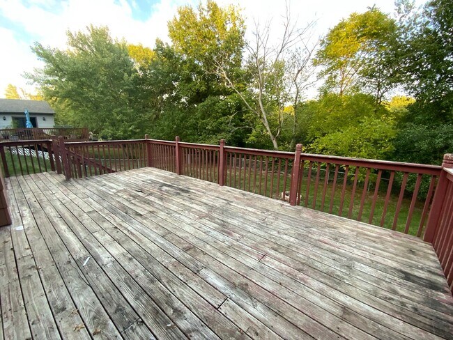 Building Photo - Large 4 Bedroom/3 Bath House with Basement!