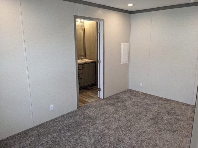 Building Photo - 10340 Midland Rd