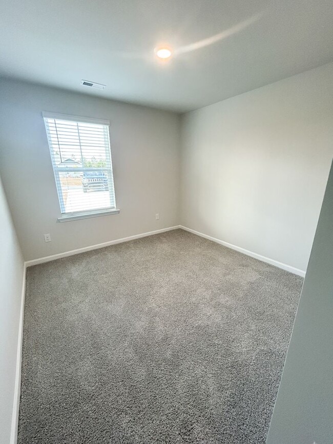 Building Photo - Charming 3D, 2 BA Cottage