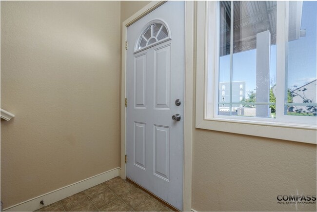 Building Photo - SPACIOUS TOWNHOME CONVENIENTLY LOCATED WITH IN-UNIT LAUNDRY