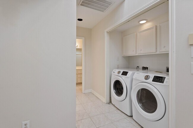 Building Photo - 1315 Anita St