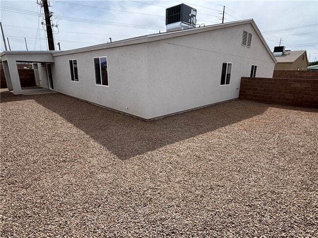 Building Photo - 915 E Berk Ave