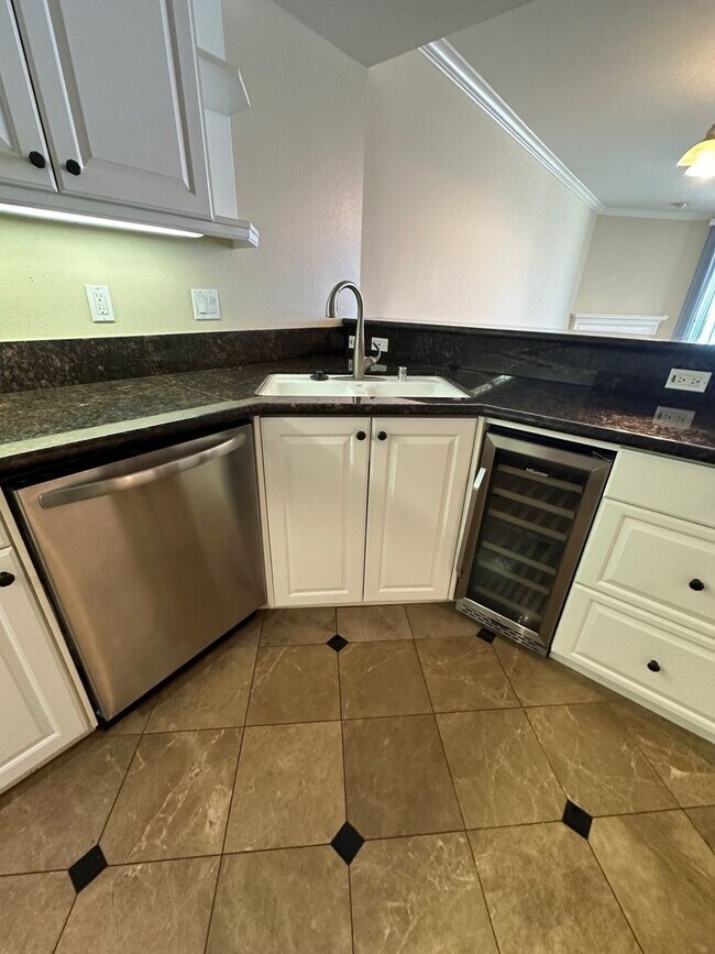 Building Photo - Beachfront Oasis - 3 bed 2 bath in Alamitos Beach with Parking