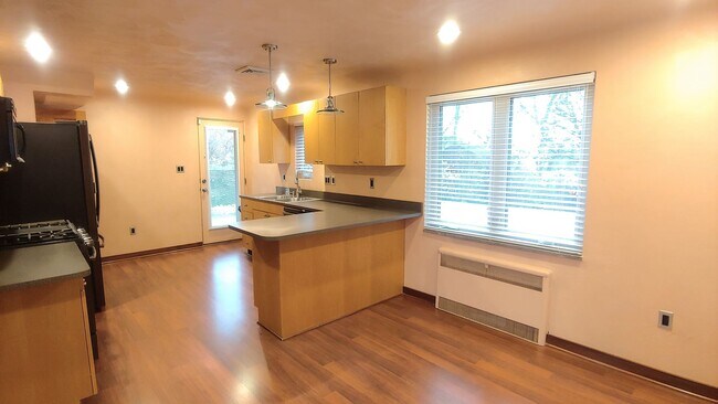 Building Photo - *Beautiful 2BD/2BA Single-Family Home Available in Brentwood*