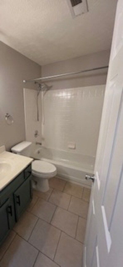 2nd Bathroom - 8892 Eagleview Dr