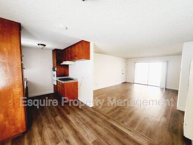 Building Photo - 2056 N Ventura Rd