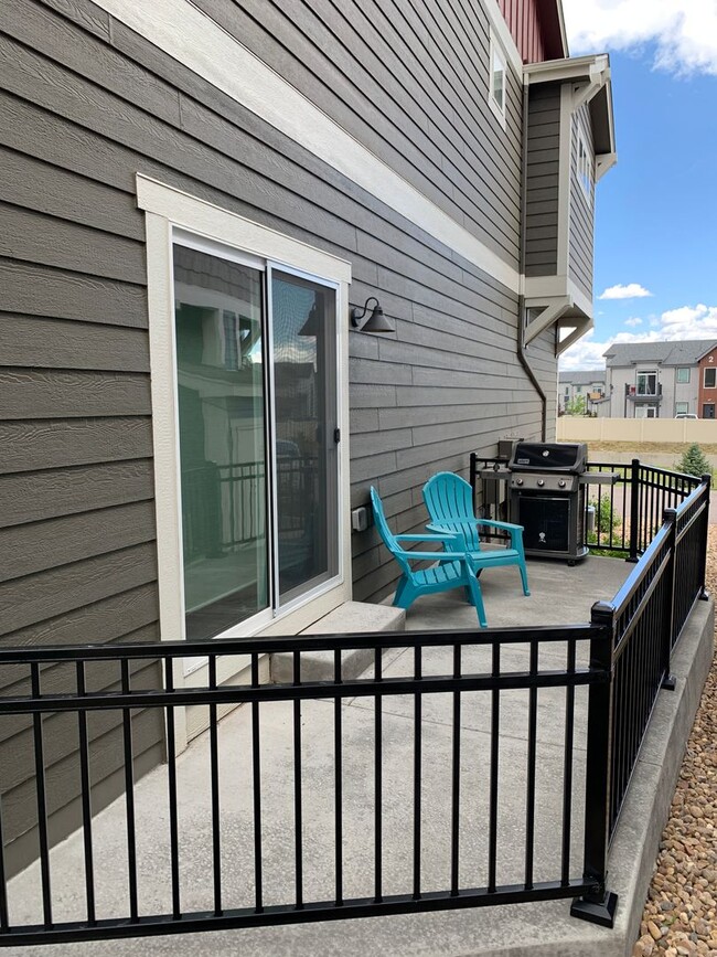 Building Photo - Spacious 3-Bedroom End-Unit Townhome for R...