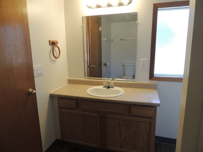 Building Photo - $1,750.00 – 2 Bed / 2 Bath Home with Fenced Yard, Fireplace, and Garage