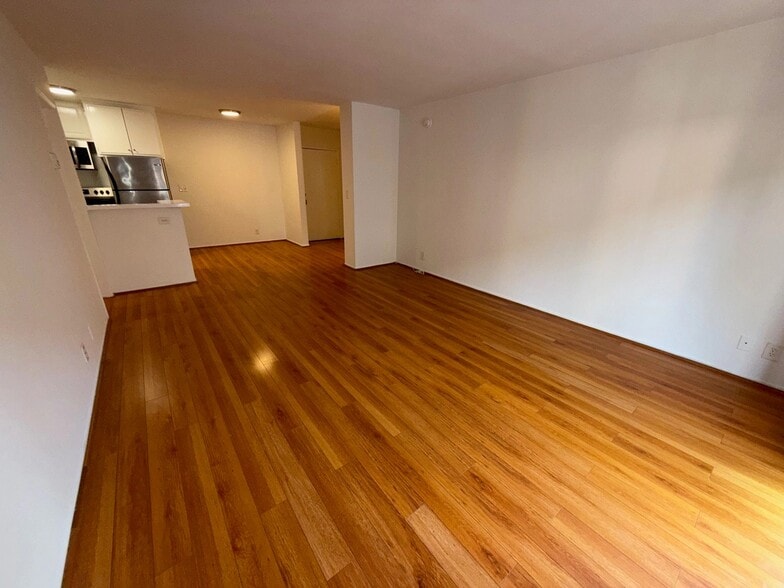 Building Photo - 10760 Rose Ave