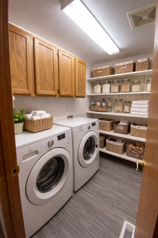 Building Photo - Peach111 (CWP)