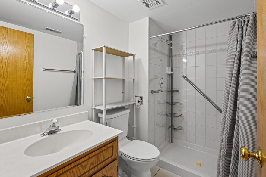 Primary bathroom - 5632 S Narragansett Ave