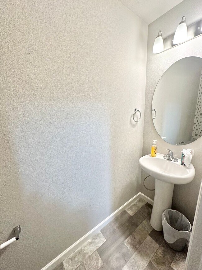 Building Photo - Beautiful townhome on Birmingham for rent!