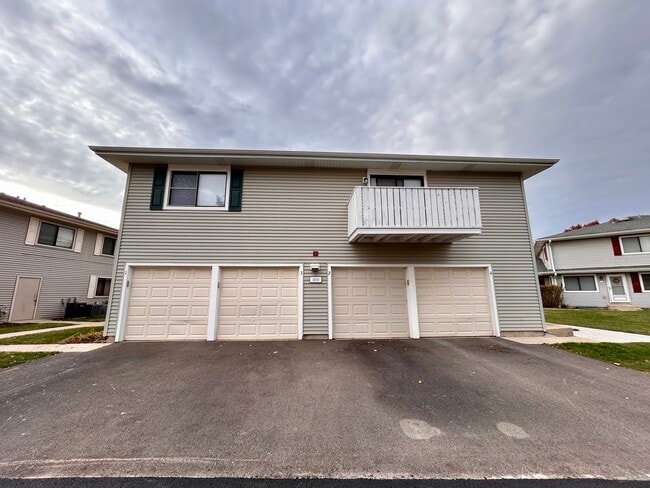 Building Photo - 2S717 Winchester Cir N