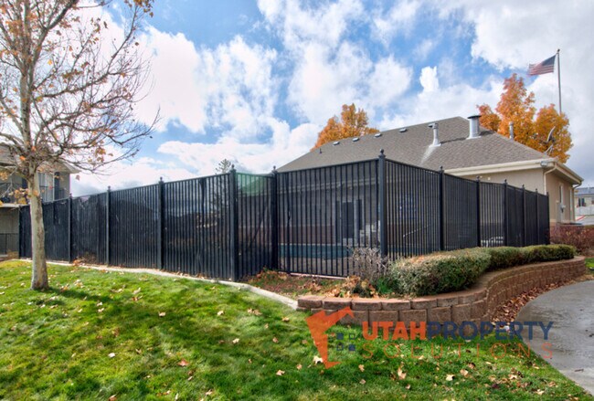 Building Photo - 2101 N Aurora Way
