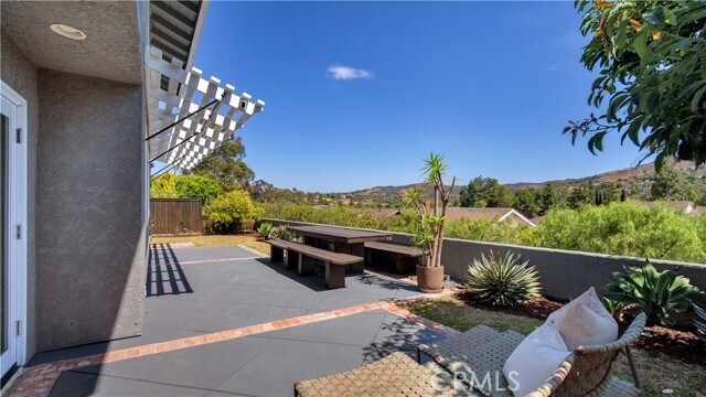 Building Photo - 10 Flintridge