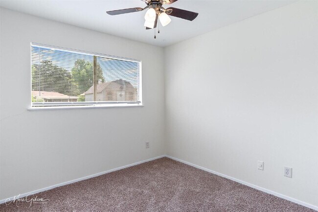 Building Photo - "Charming 3-Bedroom Retreat with Cozy Fire...