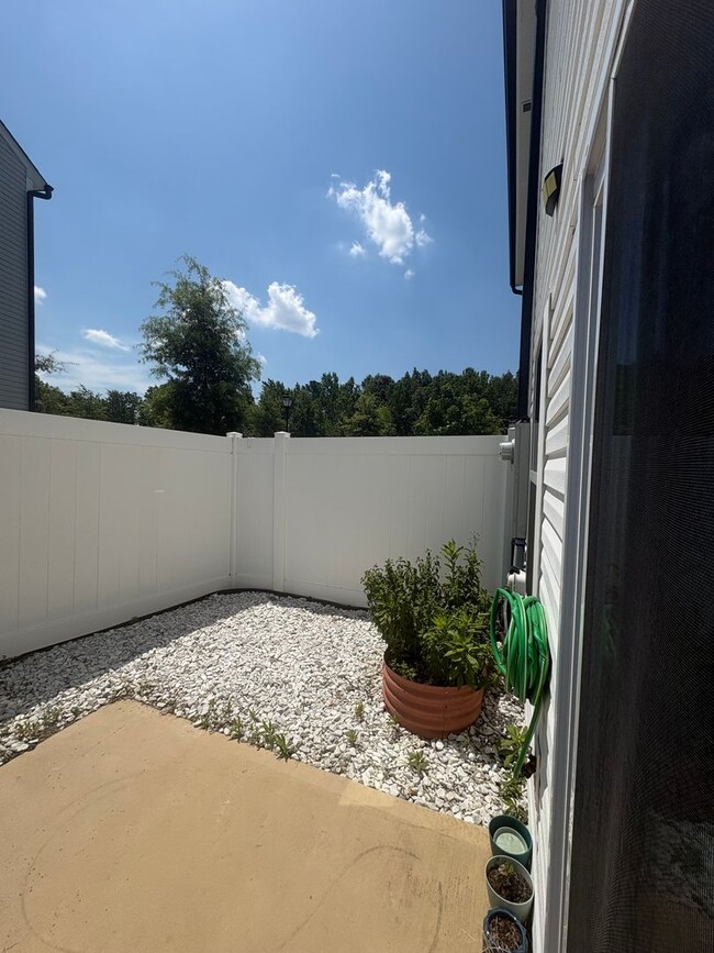 Building Photo - 3BR/2.5BA Townshoue in Mallard Creek