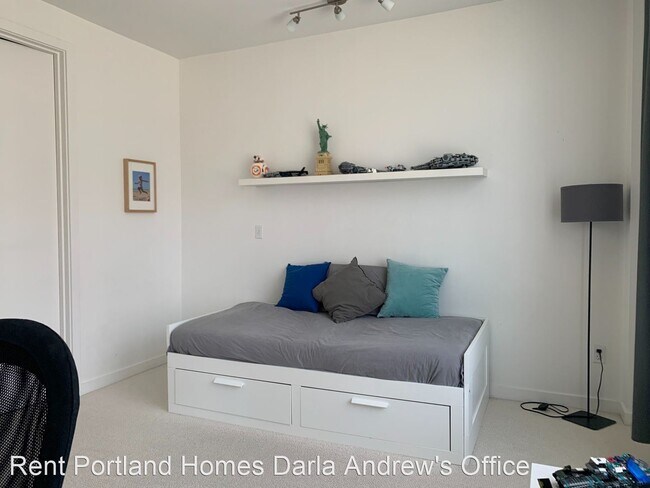 Building Photo - 1636 NW Riverscape St