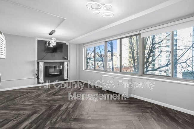 Building Photo - 922 24th St NW