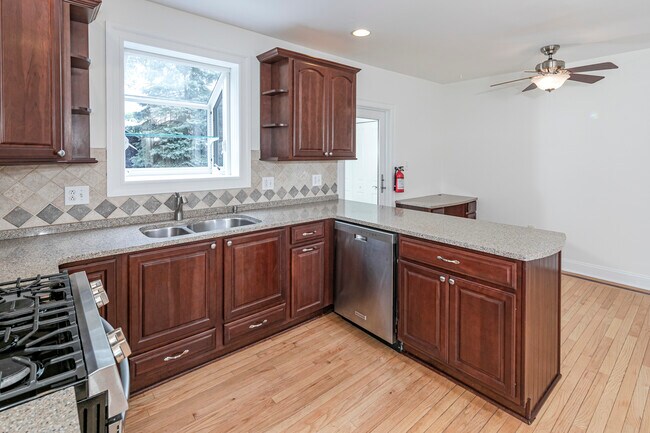 Building Photo - 35 Maple St