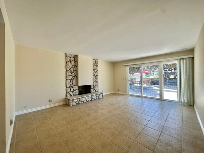 Building Photo - 4 Bedroom Home 3 Car Garage with Fenced Ya...