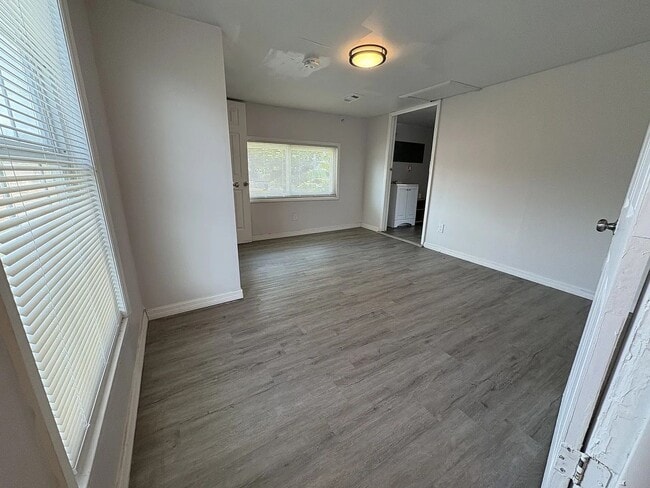 Building Photo - For rent minutes from Downtown Lakeland