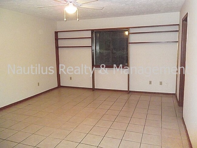 Building Photo - 800 Premier Dr