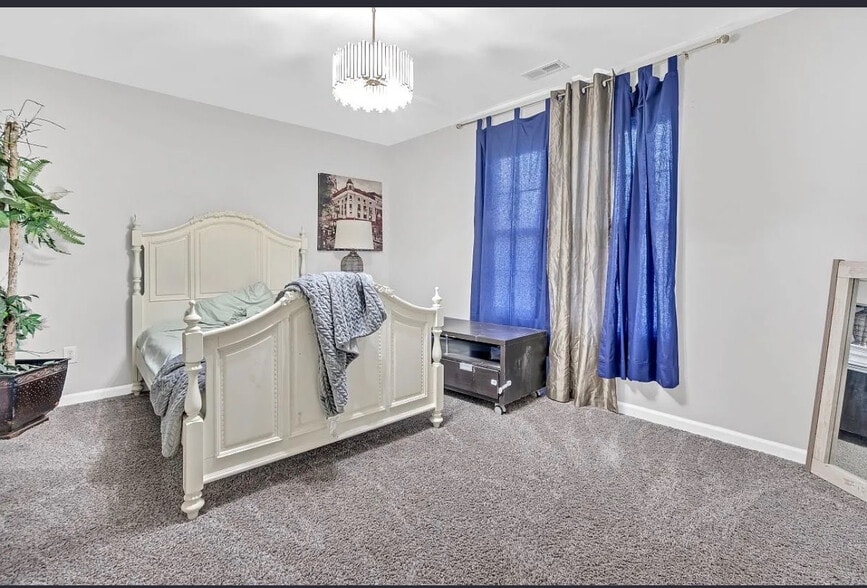 Building Photo - Room in House on Stonewood Pines Dr