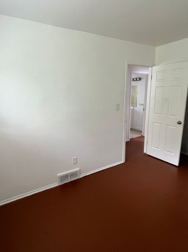 Building Photo - 3 Bedroom 1.5 Bath - $1200