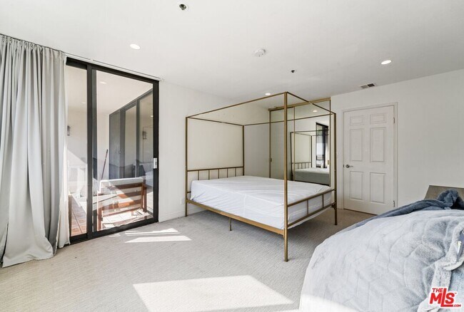 Building Photo - 121 S Hope St