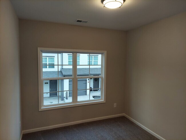 Building Photo - In-Town Townhome for rent in Monroe Heights!
